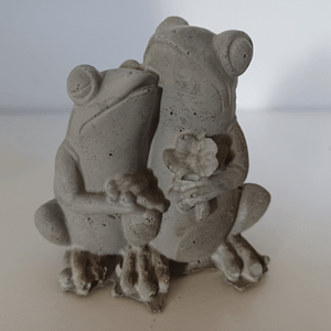 house0280 cement frogs in love