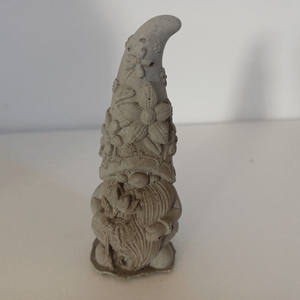 house282 cement gnome flowers hat